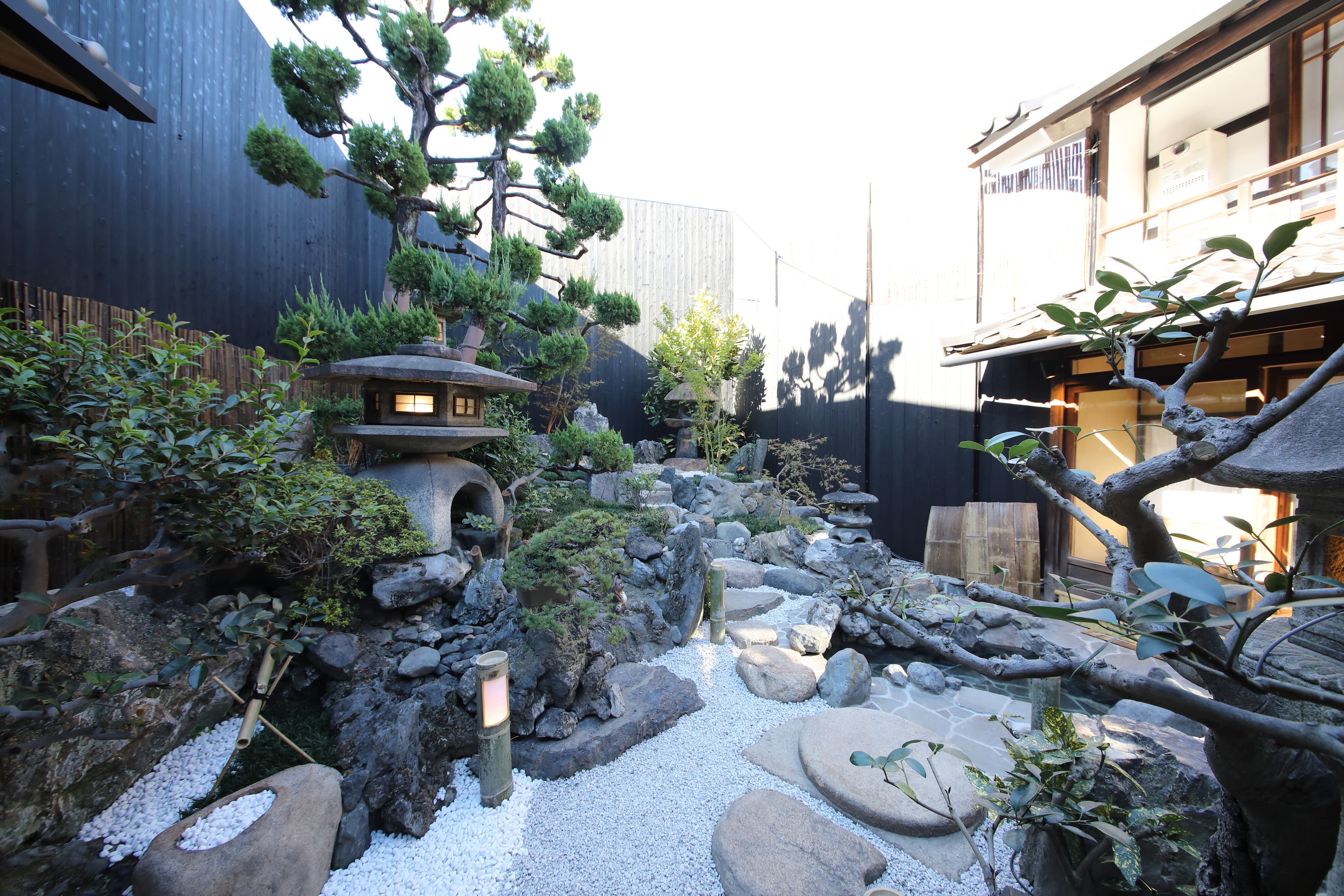 庭園を望む休憩スペース