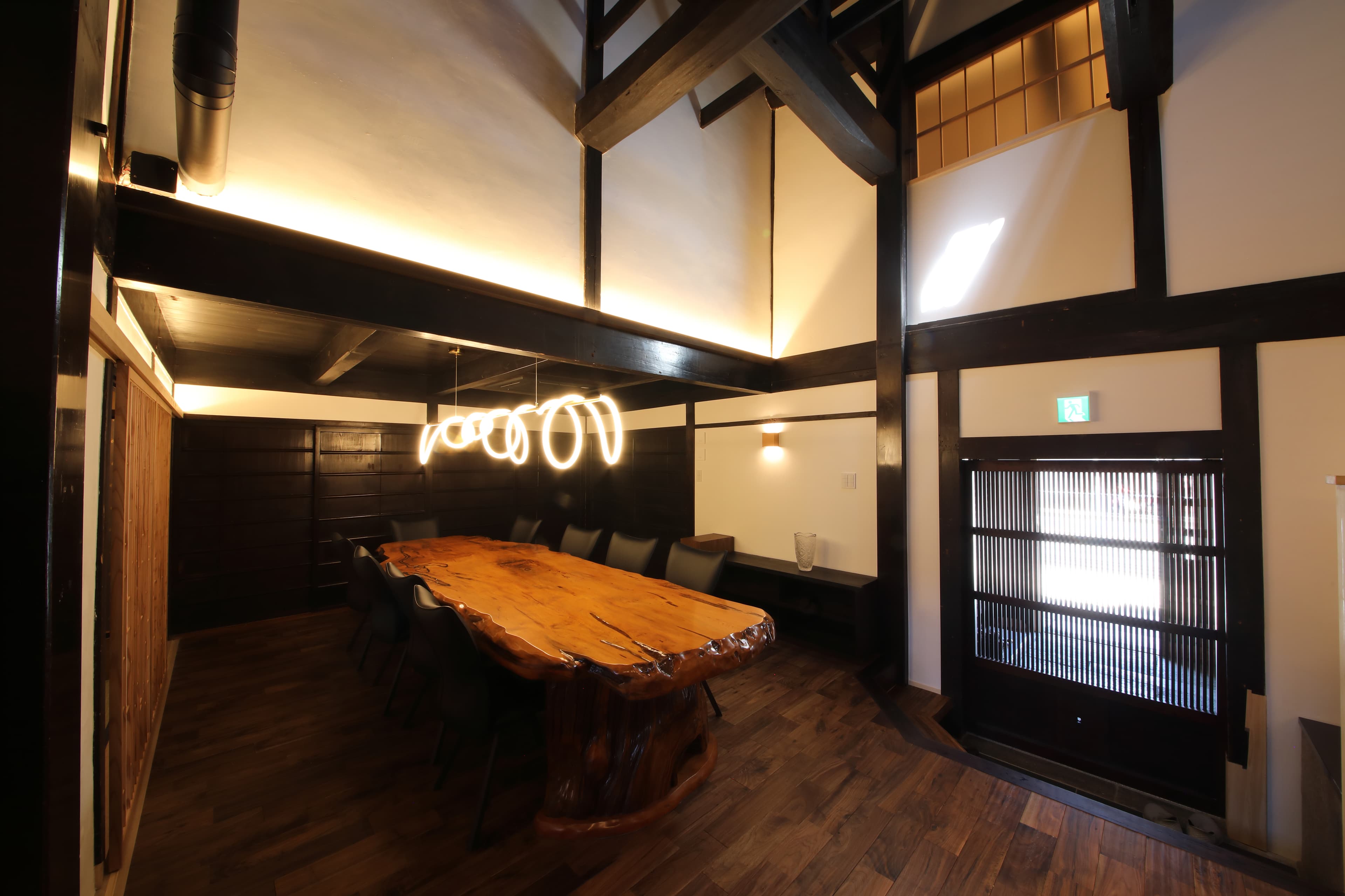 樹齢3000年の屋久杉大テーブルと広々とした和室 1