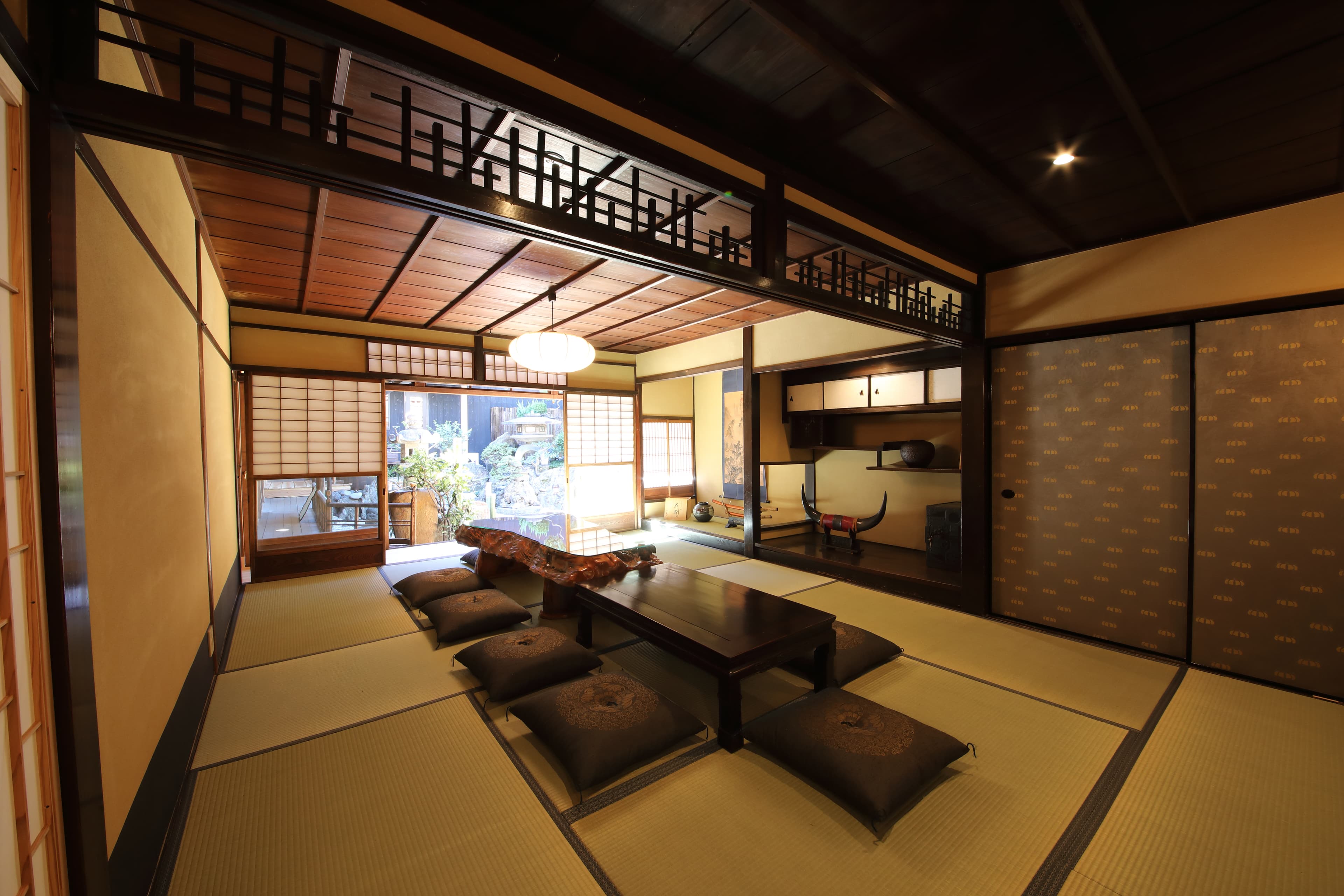 樹齢3000年の屋久杉大テーブルと広々とした和室 2